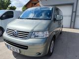 Volkswagen T5 Multivan  - Volkswagen T5 Multivan mit Diesel-Antrieb: Grün