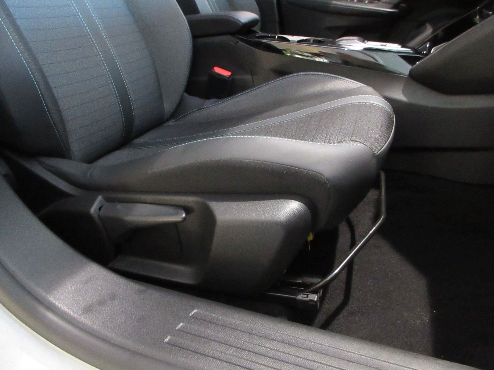 Fahrzeugabbildung Peugeot 2008 Allure 1.2T LED/NAVI/PDC/R´CAM/ALU