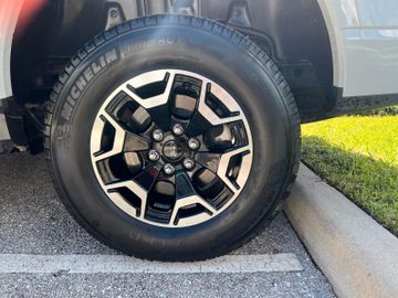 Ford F 150 Lightning SXT AWD Elektro 2023 hellgrau