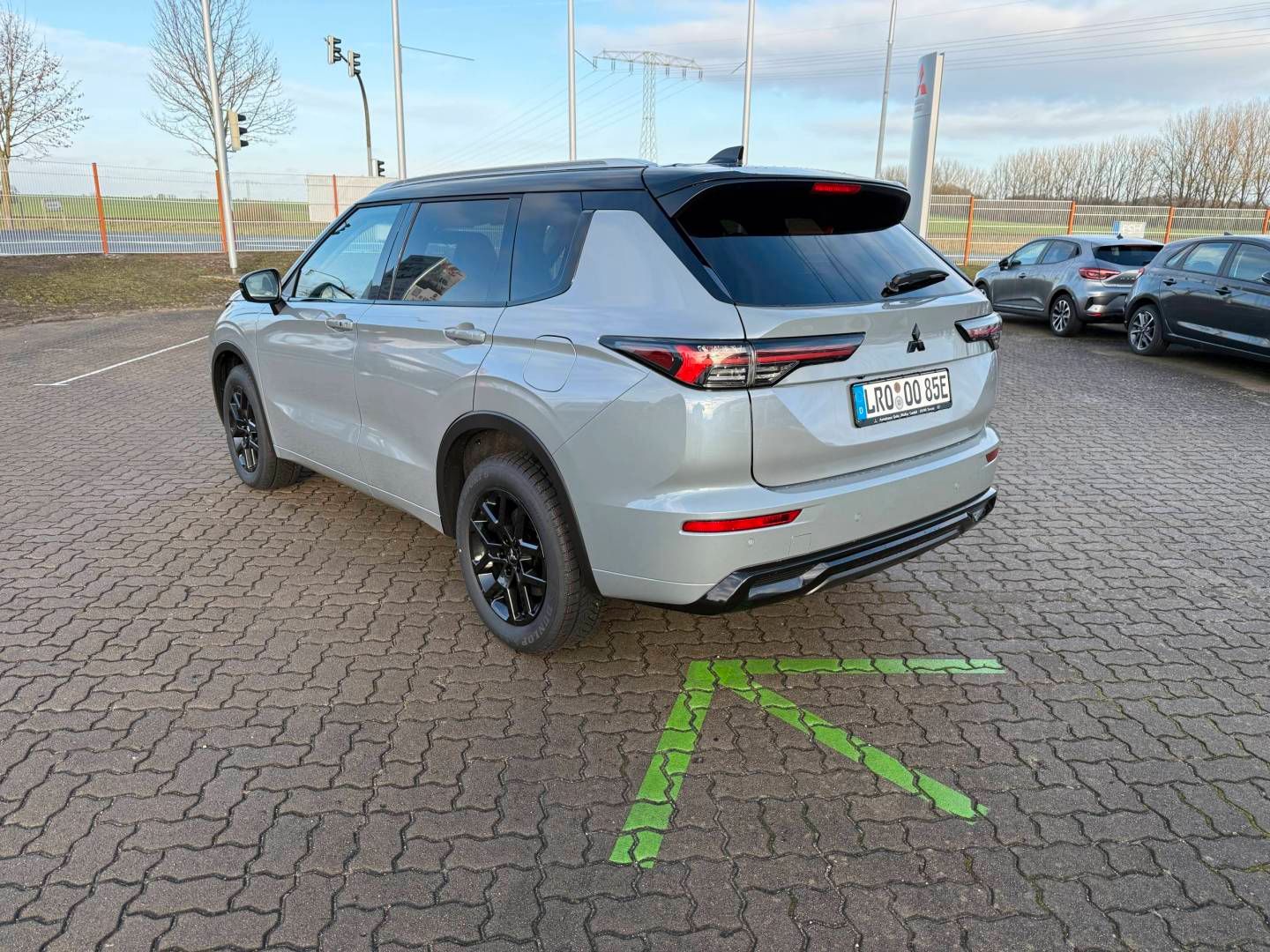 Fahrzeugabbildung Mitsubishi Outlander Plug-in TOP- Black Line