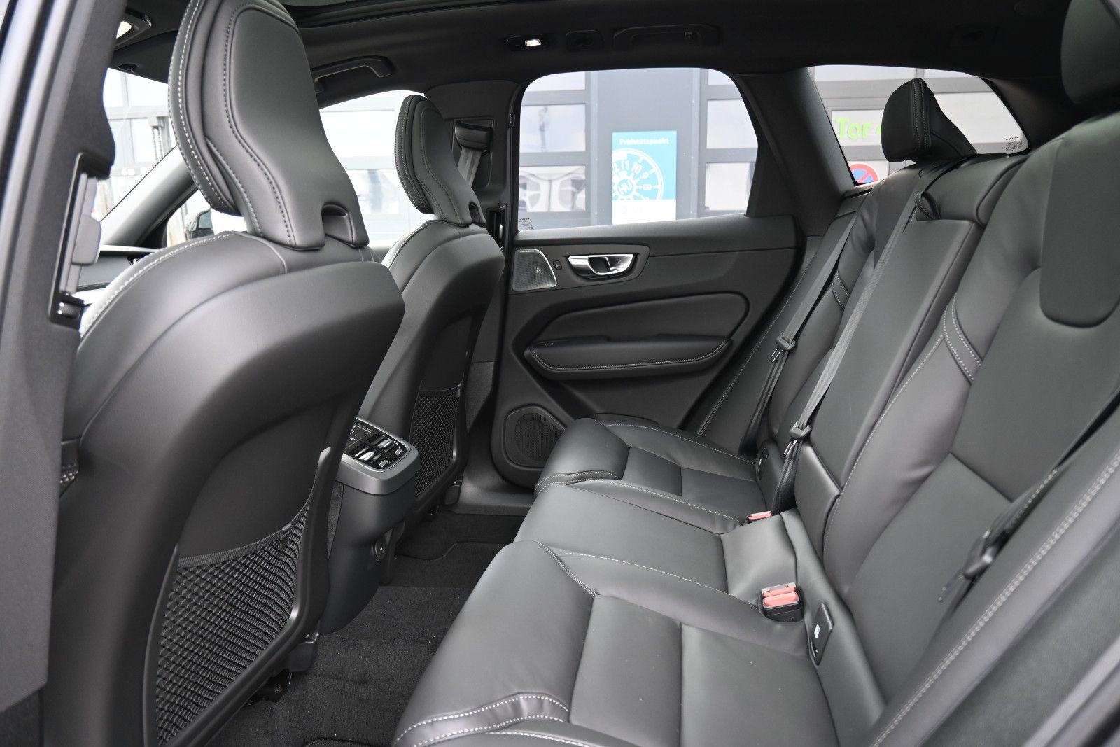 Fahrzeugabbildung Volvo XC60 B5 AWD Ultra Black Edition*LED*PANO*360*B&W
