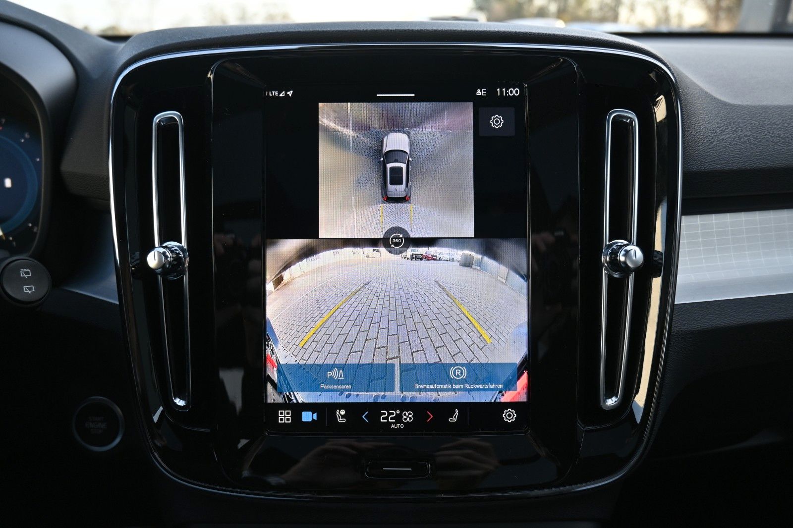 Fahrzeugabbildung Volvo XC40 B3 DKG Plus Dark*360°*PANO*ACC