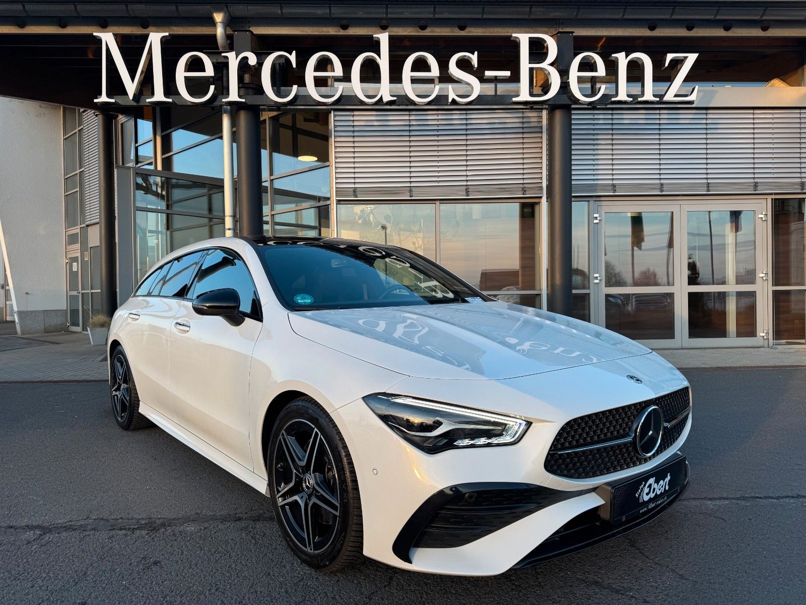Fahrzeugabbildung Mercedes-Benz CLA 200 SB+AMG+Pano+Distr+Ambiente+Night+RFK