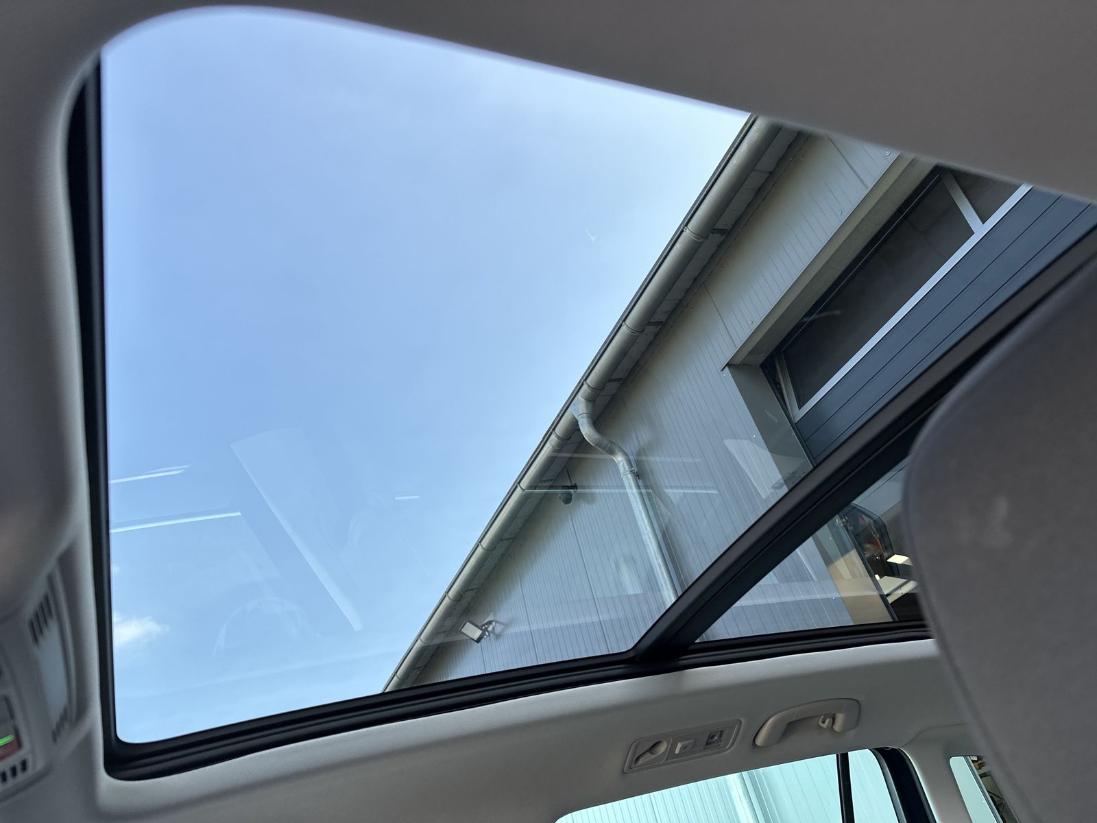 Fahrzeugabbildung Volkswagen Tiguan Elegance eHybrid NAV+LED+AHK+PANO+360°+VC