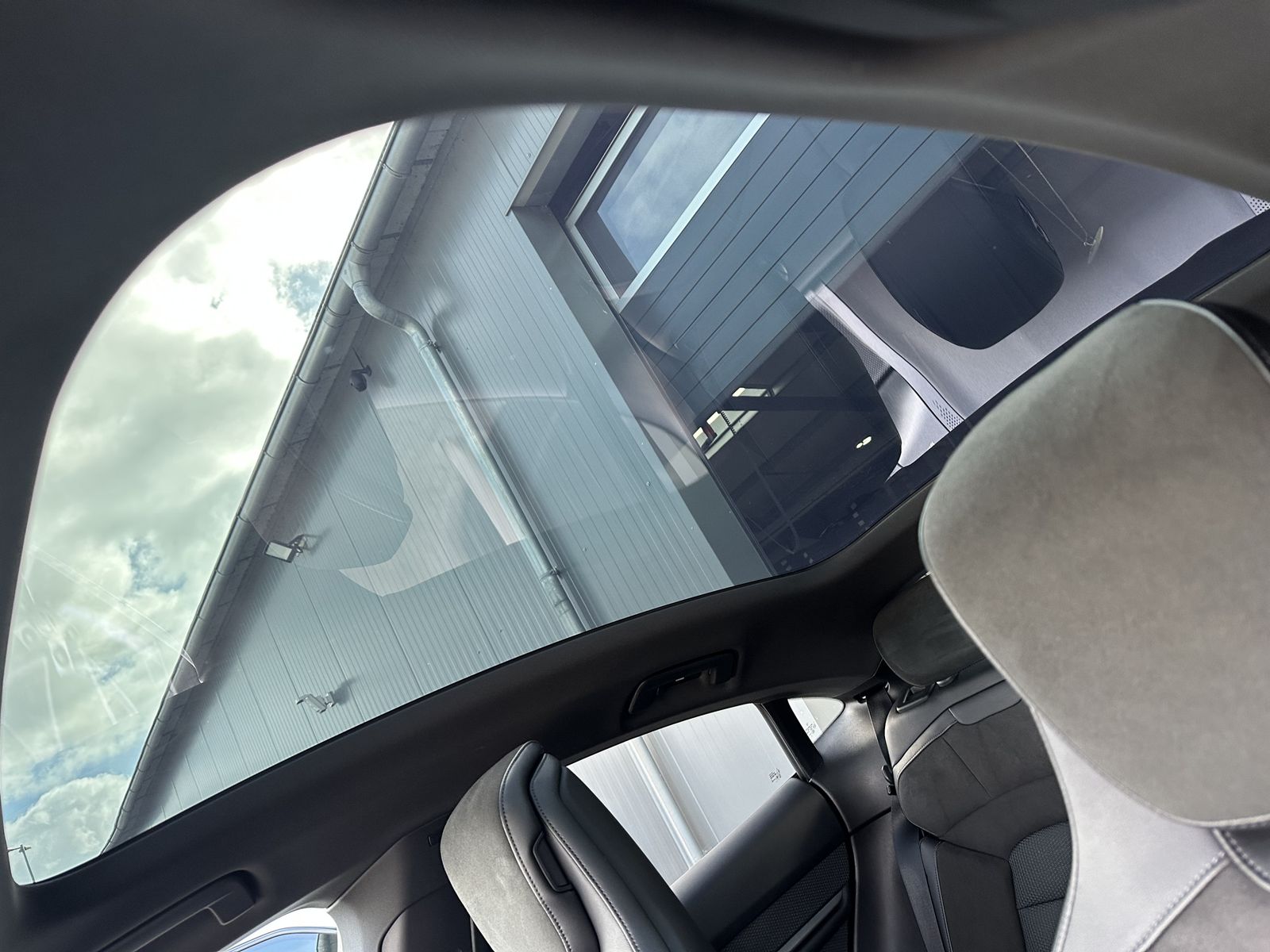 Fahrzeugabbildung Porsche Taycan Sport-Design NAV+LED+PANORAMA+360°+20ZOLL