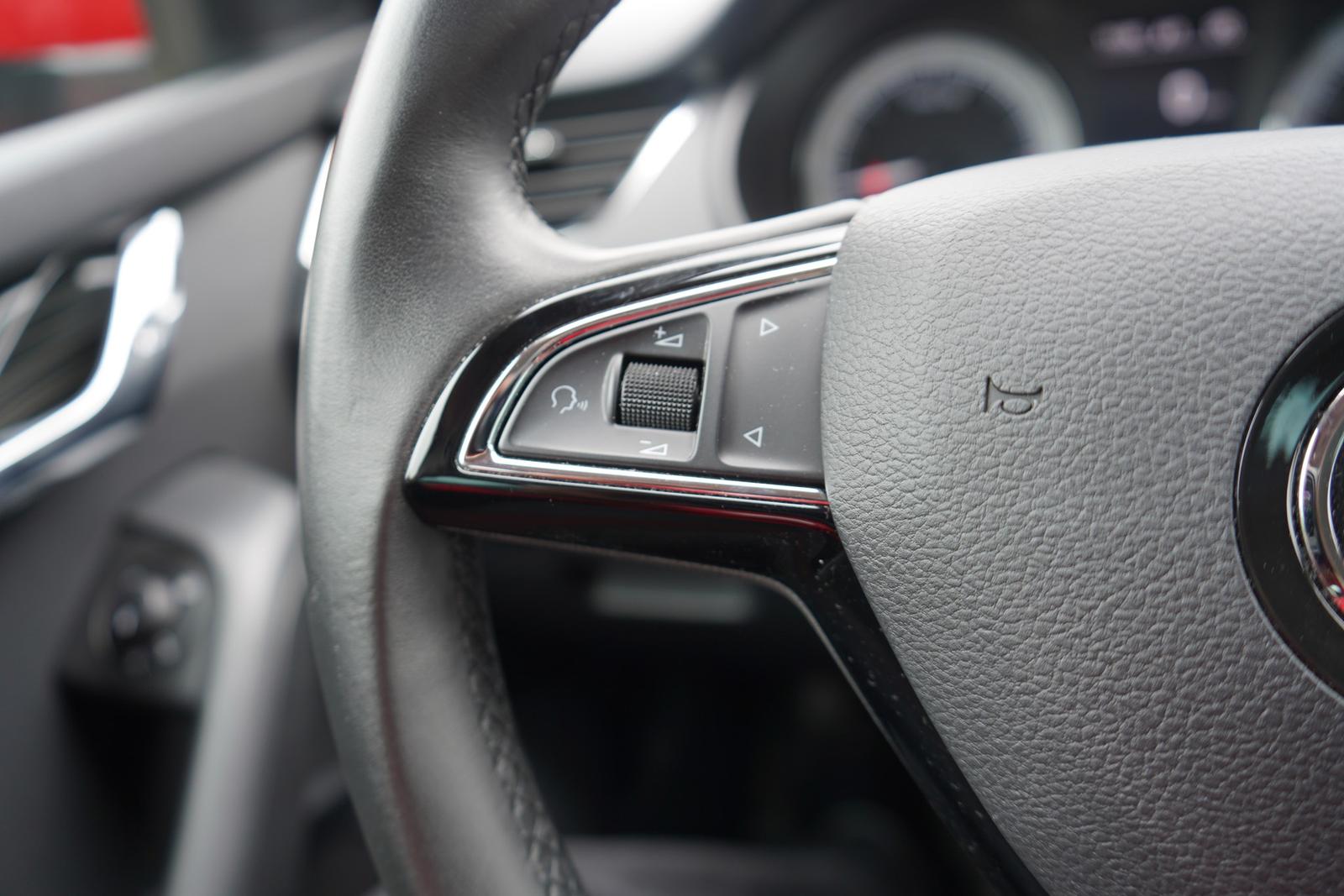 Skoda Octavia 1.6 TDI Style Navi Sitzheizung Klimaaut.