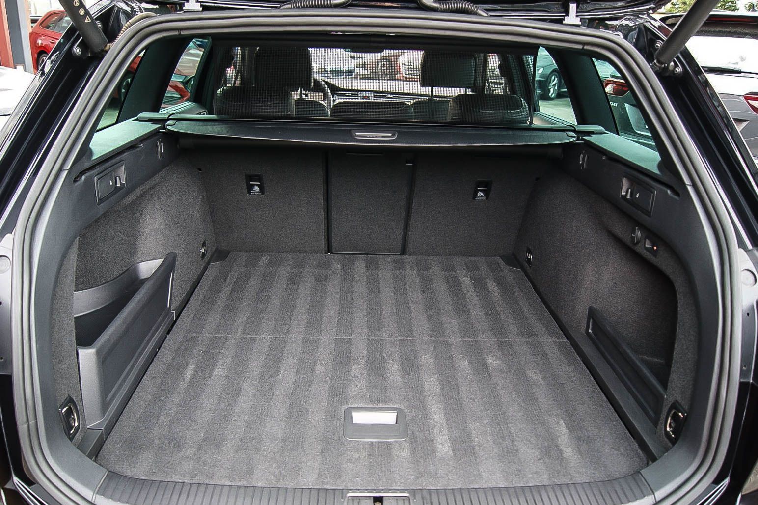 Fahrzeugabbildung Volkswagen Passat Variant 2.0TDI DSG R-LINE ANHZV STANDHZG