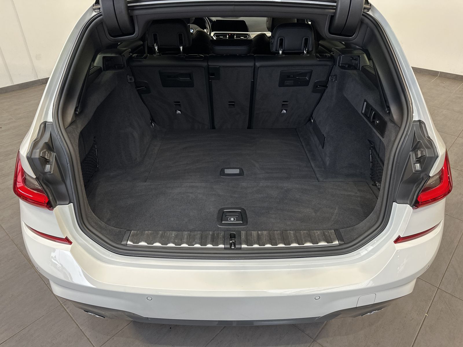 Fahrzeugabbildung BMW 320d Touring M-Sport NAV+LED+AHK+18ZO+ALARM+1HD