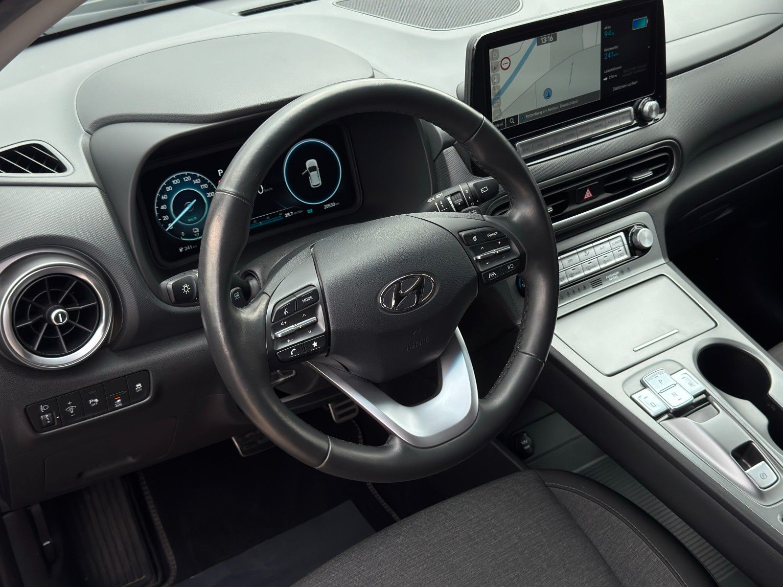 Fahrzeugabbildung Hyundai KONA E Edition 30+ PDC SHZ LHZ KRELL Temp CarPl.