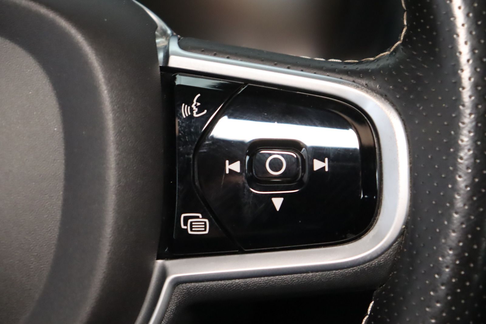 Fahrzeugabbildung Volvo XC60 D4 AWD R - Design aus 1. Hand