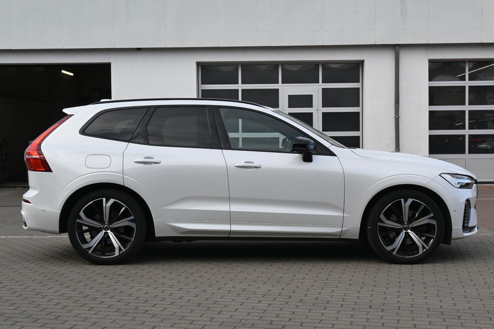 Fahrzeugabbildung Volvo XC60 B4 Ultimate Dark AWD*LUFT*360°*SDTHZG*LED