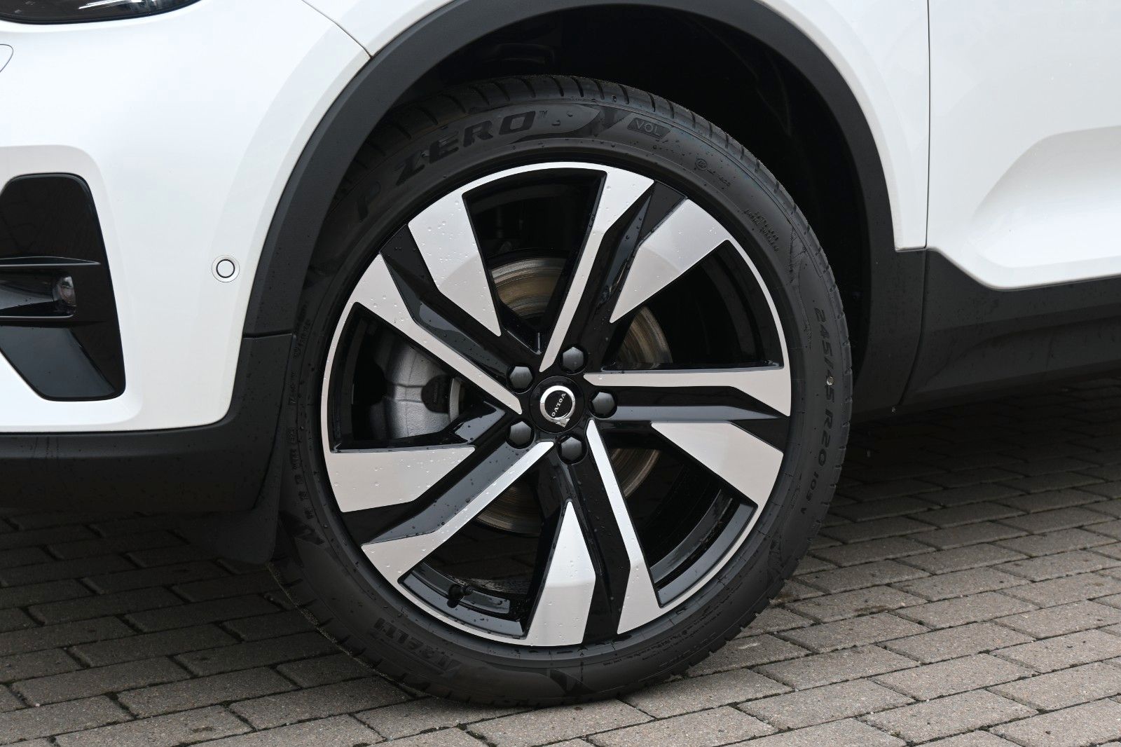 Fahrzeugabbildung Volvo XC40 B4 DKG Ultra Dark*FSHZG*PANO*360°*ACC