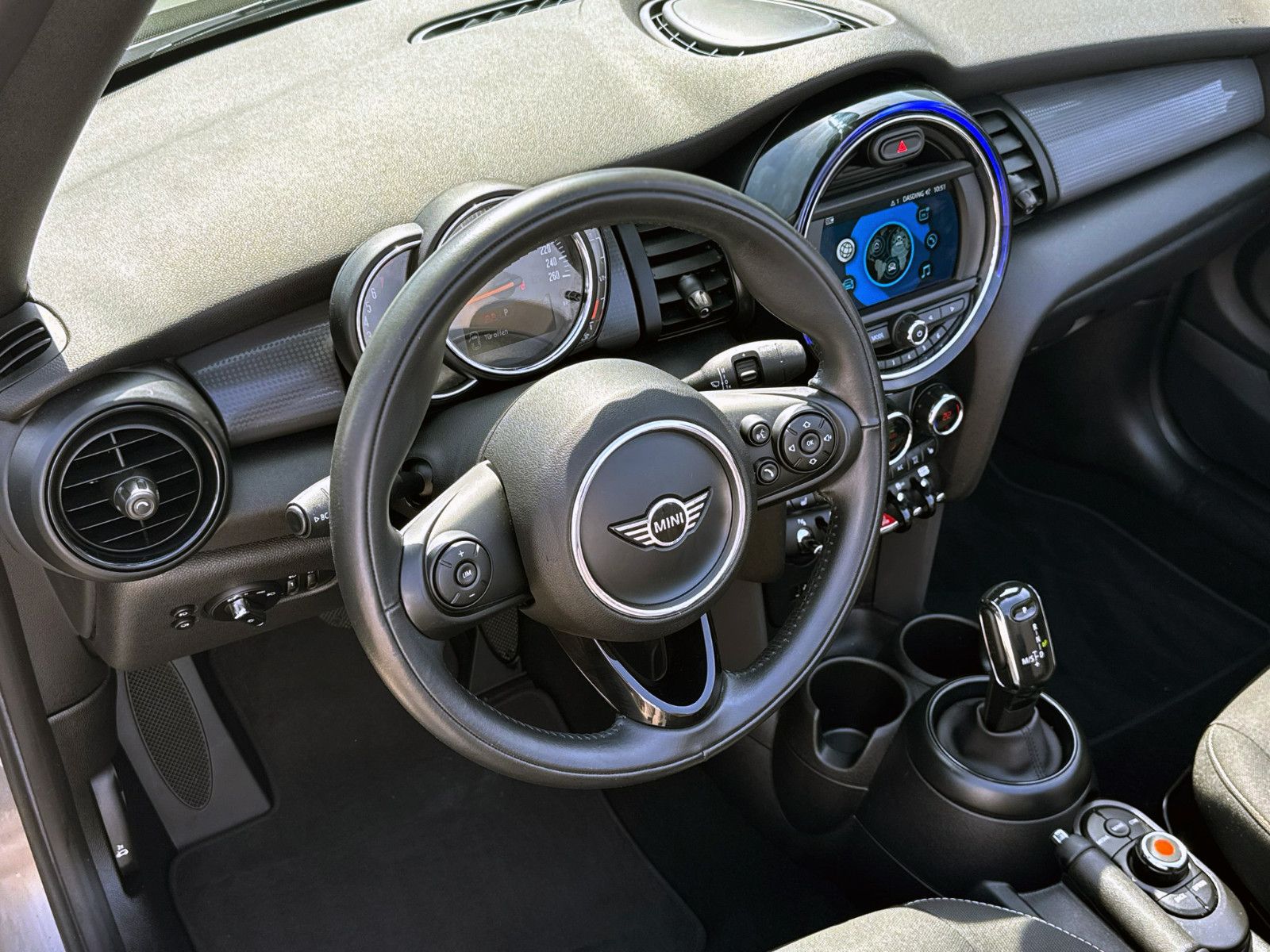 Fahrzeugabbildung MINI COOPER Cabrio Aut. SHZ KAM PDC BT AMBI 2-Zonen