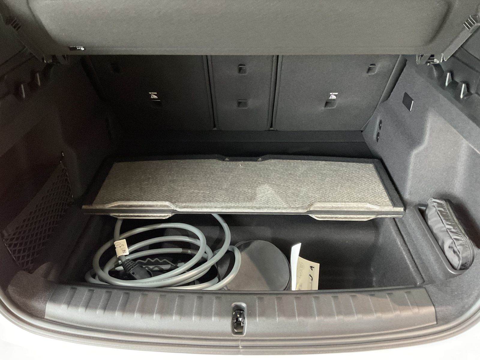 Fahrzeugabbildung BMW iX1 eDrive20 Komfortzugang, Head-Up-Display, AHK