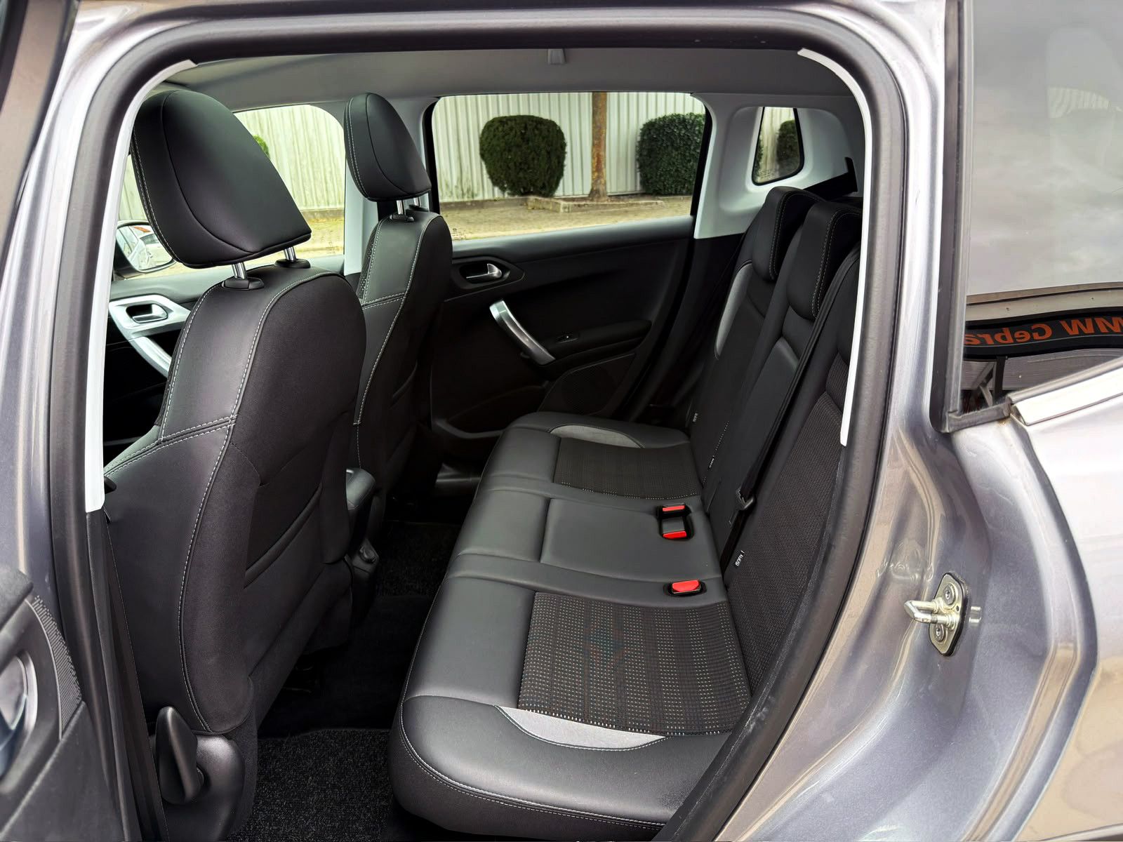 Fahrzeugabbildung Peugeot 2008 Allure 1.2 Auto. KAM PDC SHZ PANO NAV TEMP