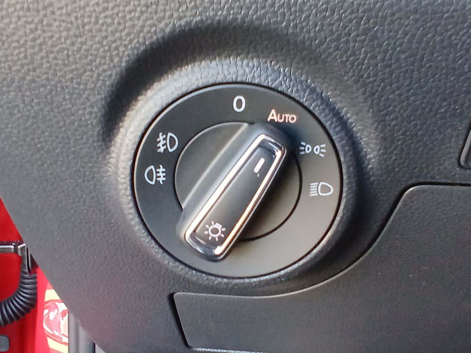 Fahrzeugabbildung SEAT Arona TSI Xcellence DSG LED AHK Navi ACC RFK SH