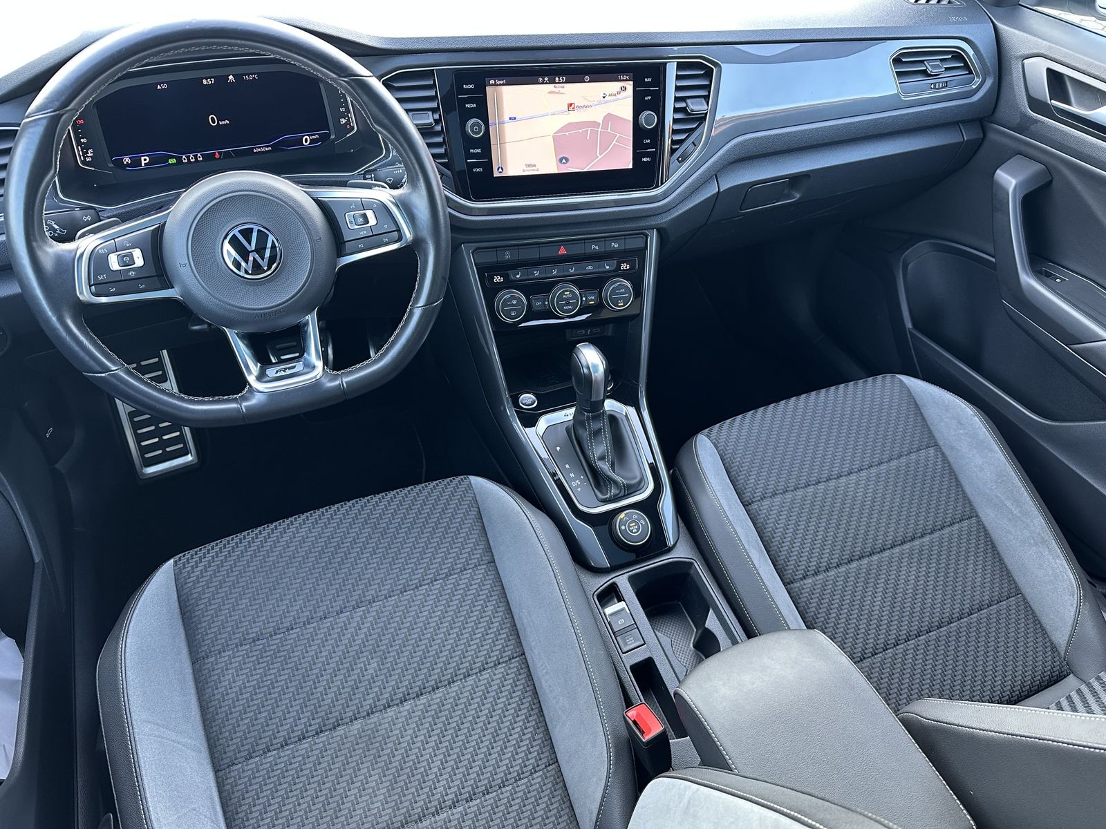 Fahrzeugabbildung Volkswagen T-Roc 2.0 TSI DSG 4M R-Line NAV+LED+PANO+AHK+ACC
