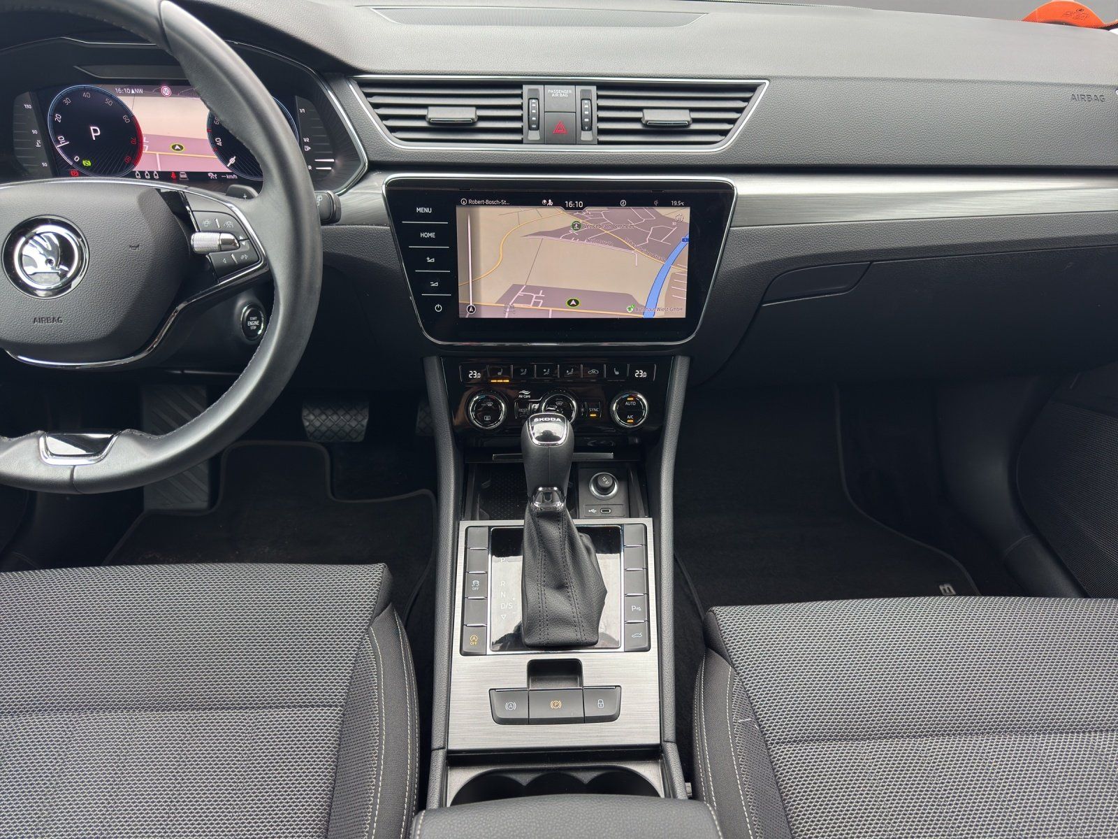 Fahrzeugabbildung SKODA Superb Combi 2.0 TSI DSG Style/AHK/KAMERA/ACC/