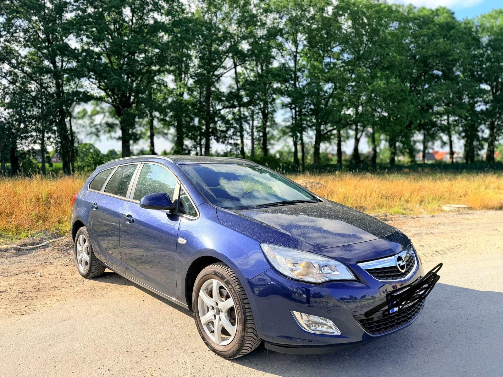 Opel Astra 2011 — photo 6
