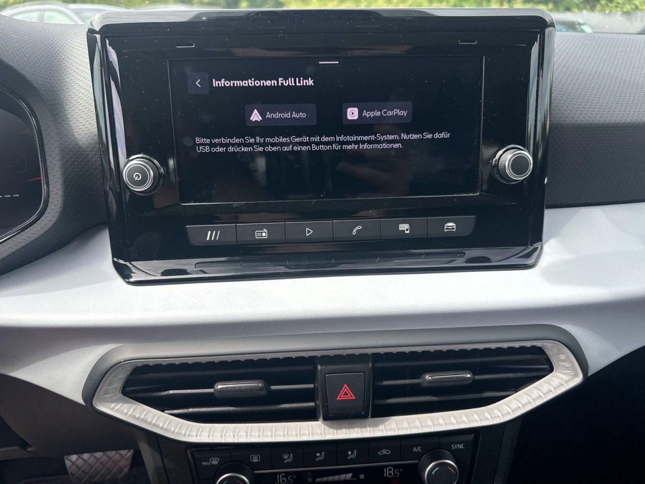 Fahrzeugabbildung SEAT Arona 1.0TSI 116PS Style Edition*AHK*1Hnd* - mit KI generiert/bearbeitet