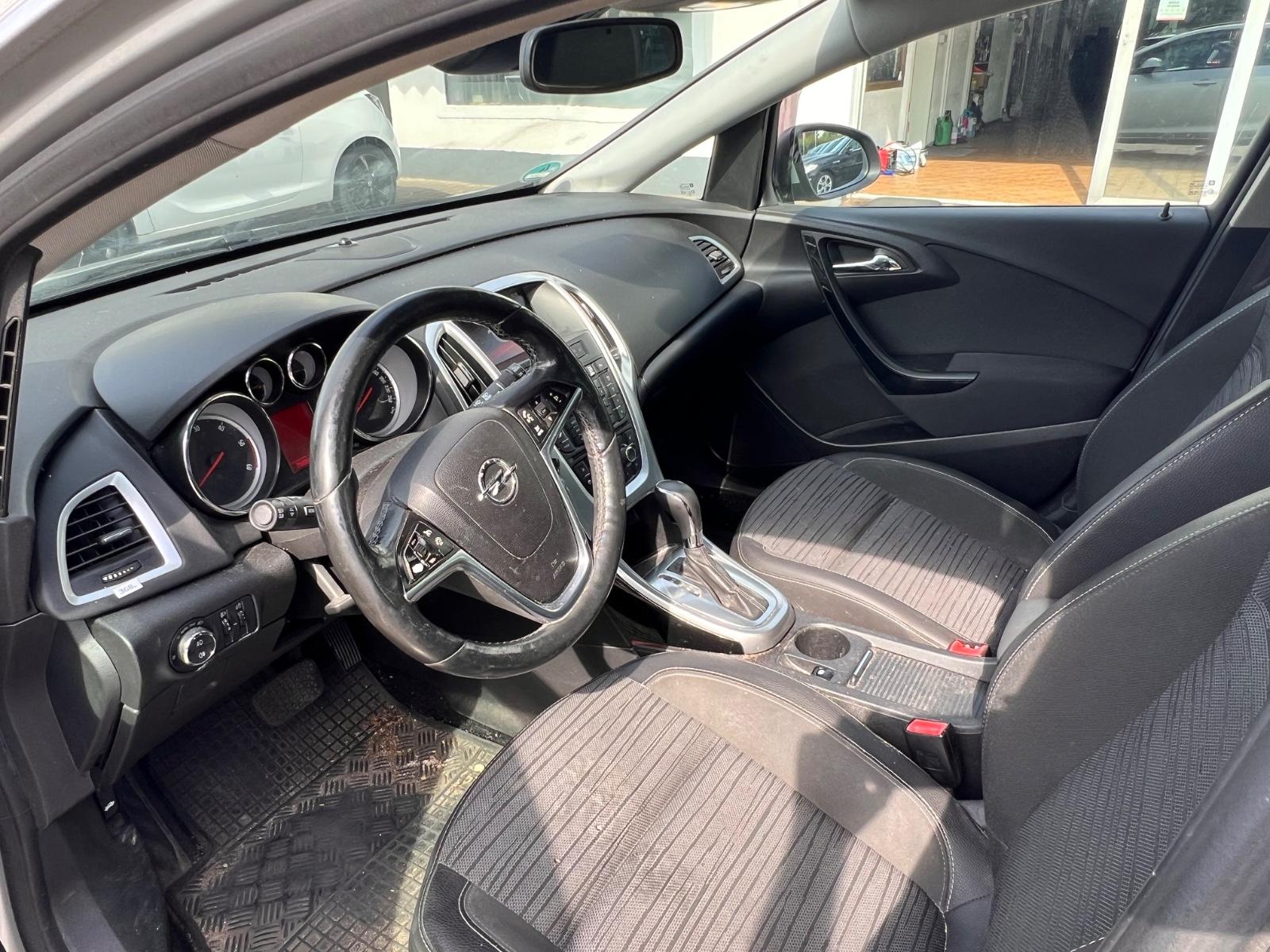 Opel Astra 2012 — photo 9