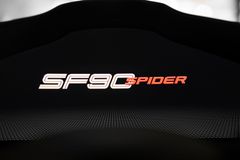 SF90 SPIDER RED / BLACK CARBON RACING SEATS LIFT