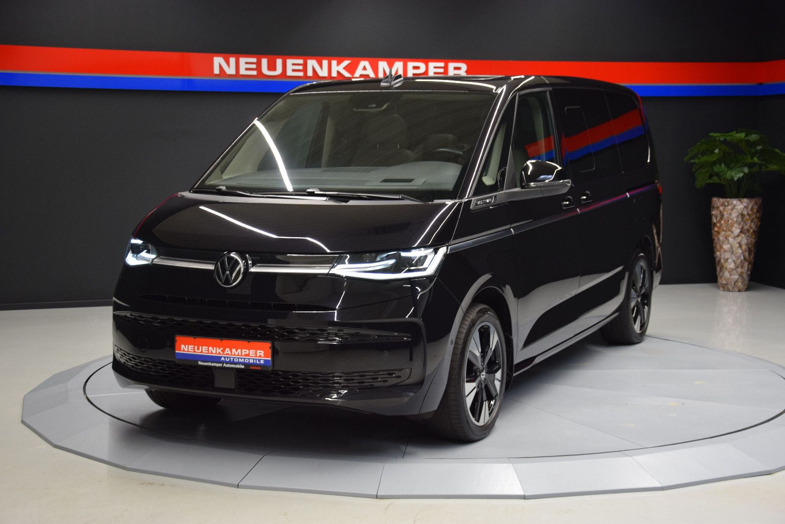 Fahrzeugabbildung Volkswagen T7 Multivan Pano ACC AHK DCC HK HuD 3-Zonen