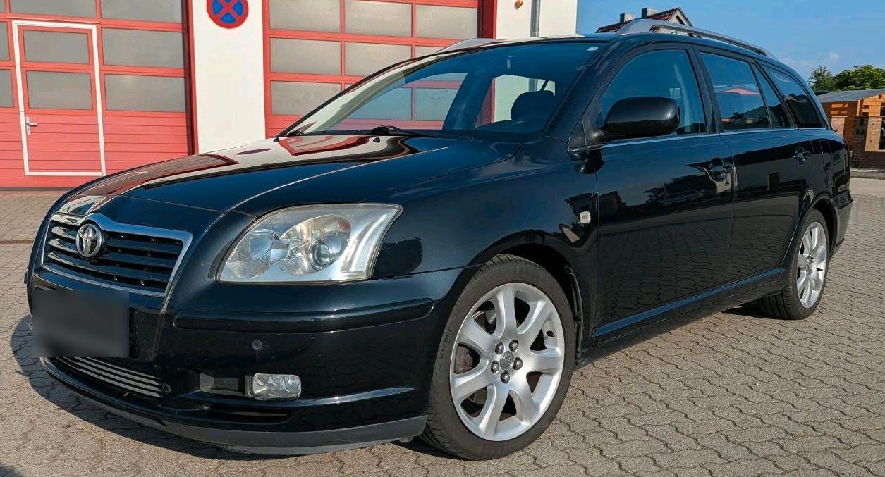 Toyota Avensis 2004 — салон