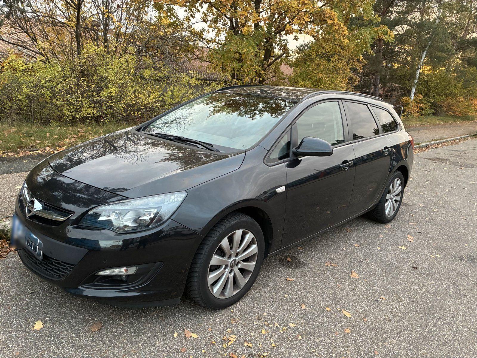 Opel Astra 2015 — вигляд ззаду