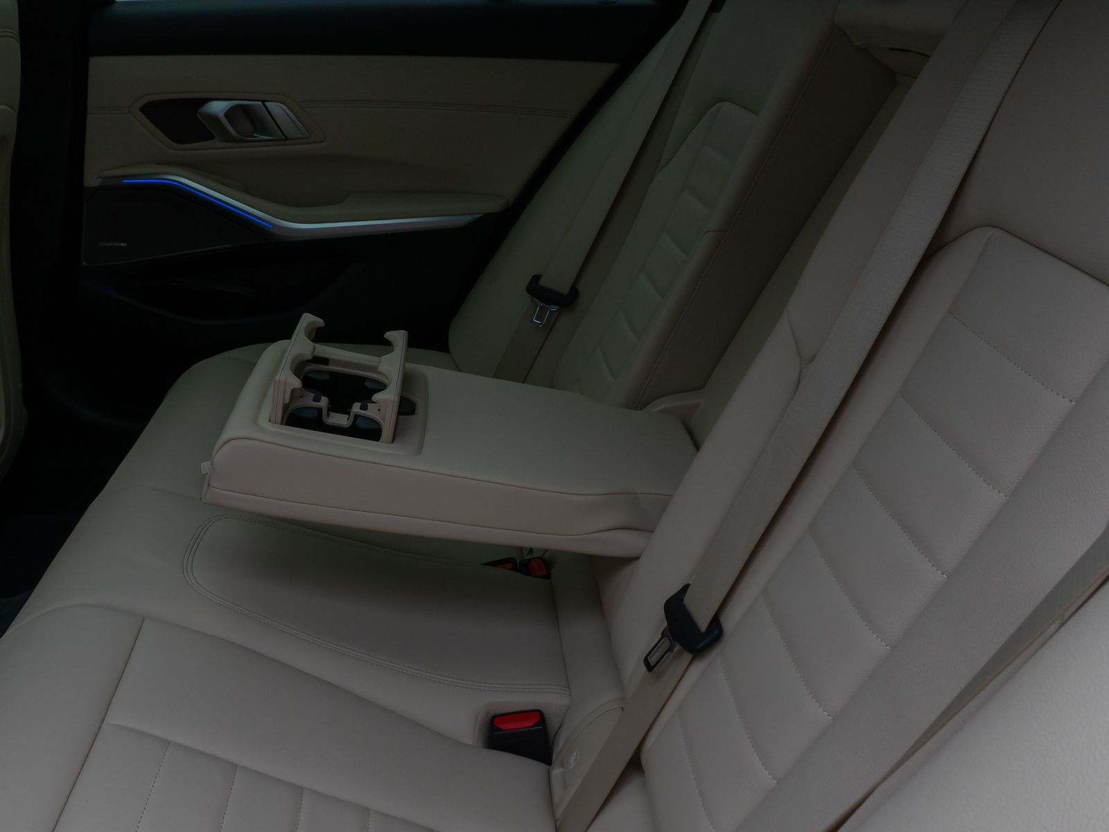 Fahrzeugabbildung BMW 320d xD LuxuryLine Kamera HUD DAB H/K AHK Komfor