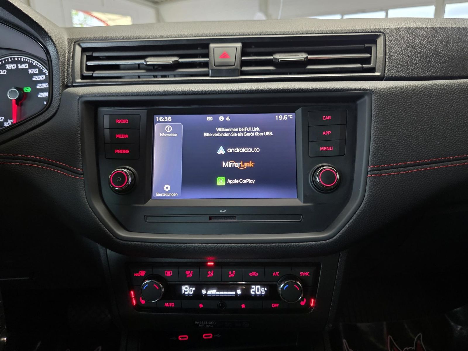 Fahrzeugabbildung SEAT 1.5 TSI FR DSG /Panorama/LED/Carplay/DAB/18"
