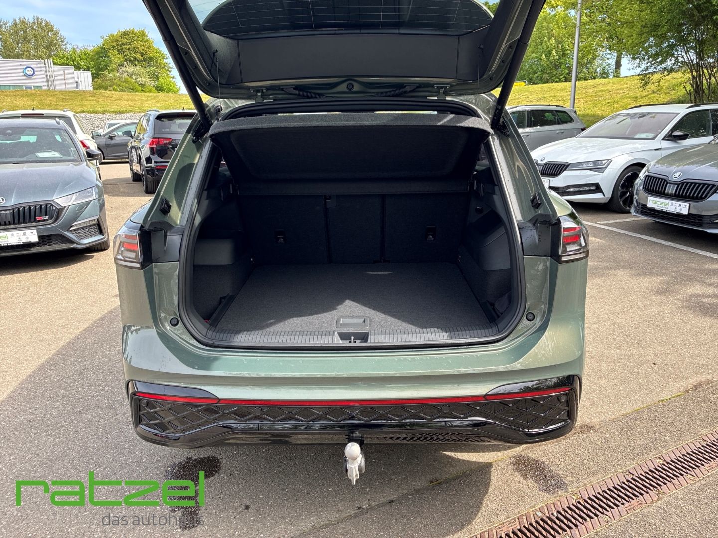 Fahrzeugabbildung Volkswagen Tiguan 2.0 TDI DSG R-Line HUD AHK Kamera IQ Driv