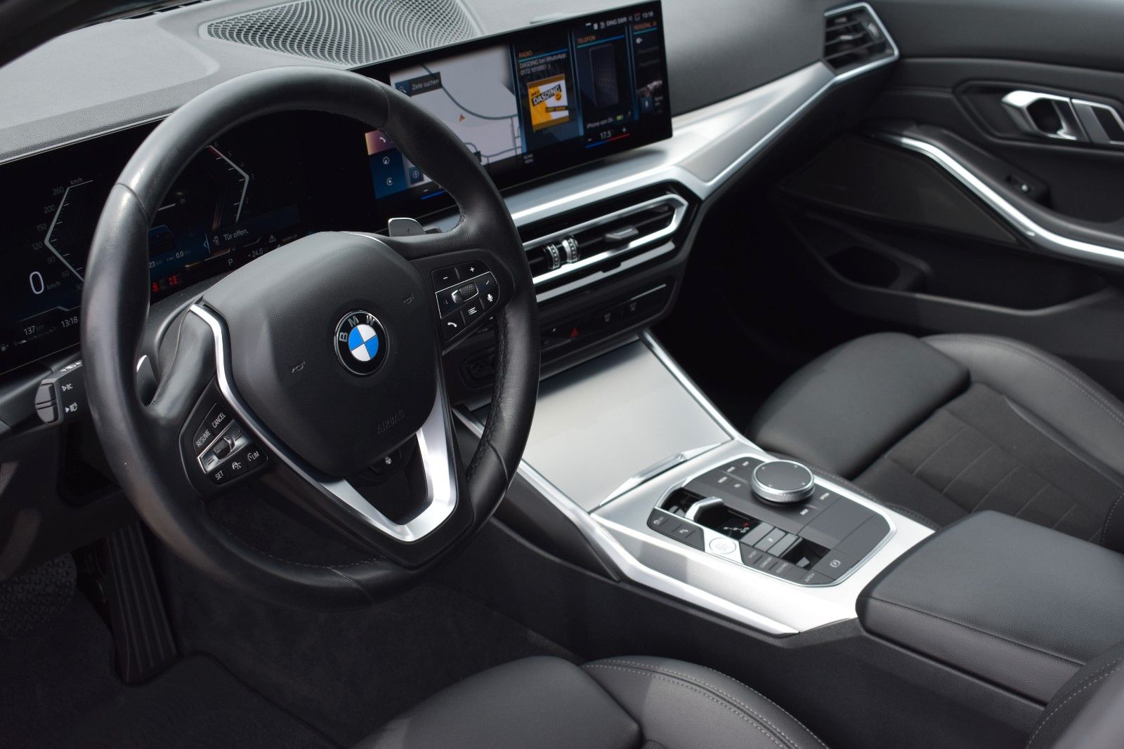Fahrzeugabbildung BMW 330d Touring Facelift Panorama 1 Hand H&K
