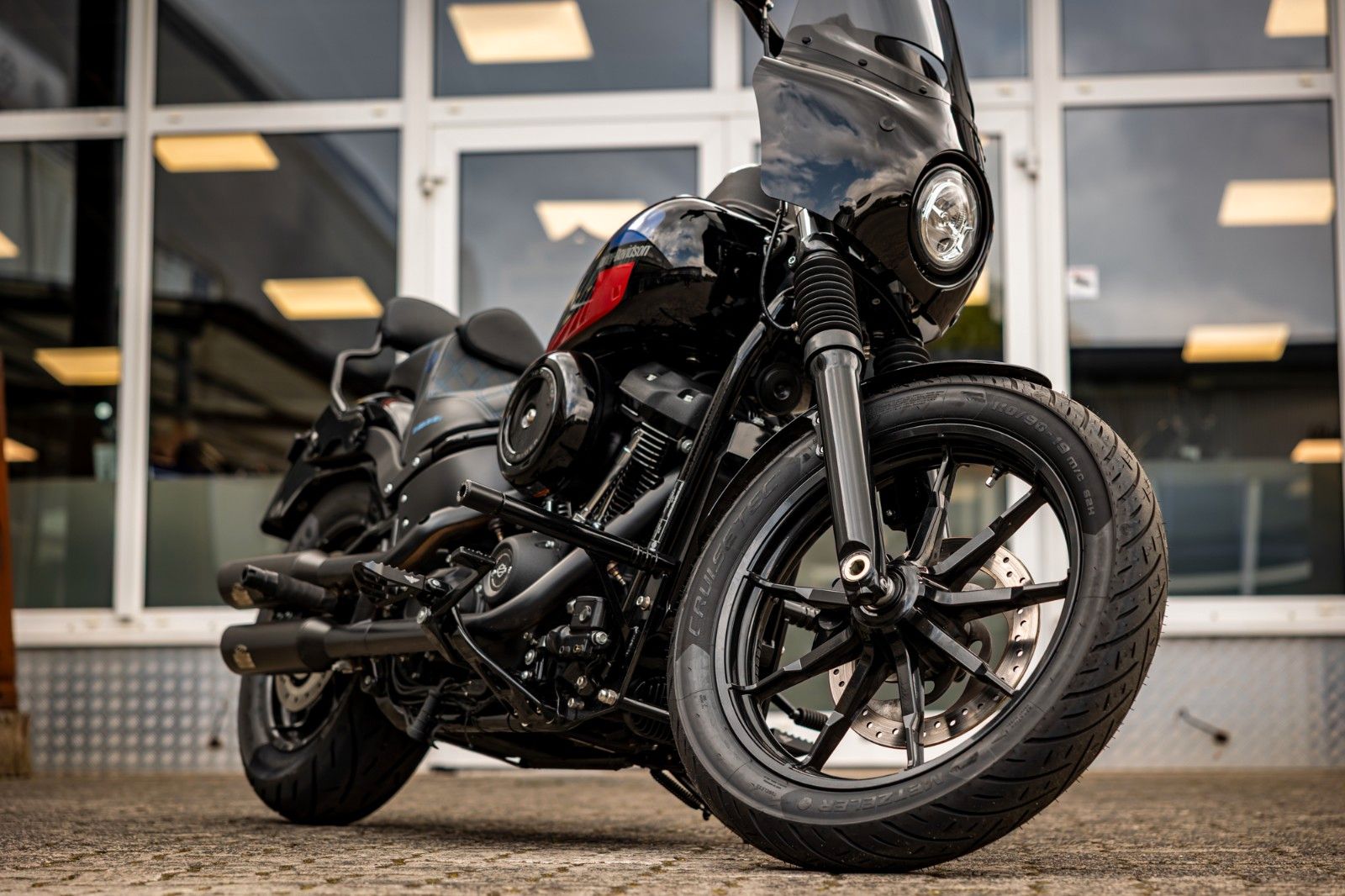 Fahrzeugabbildung Harley-Davidson FXLR LOW RIDER - JEKILL & HYDE -