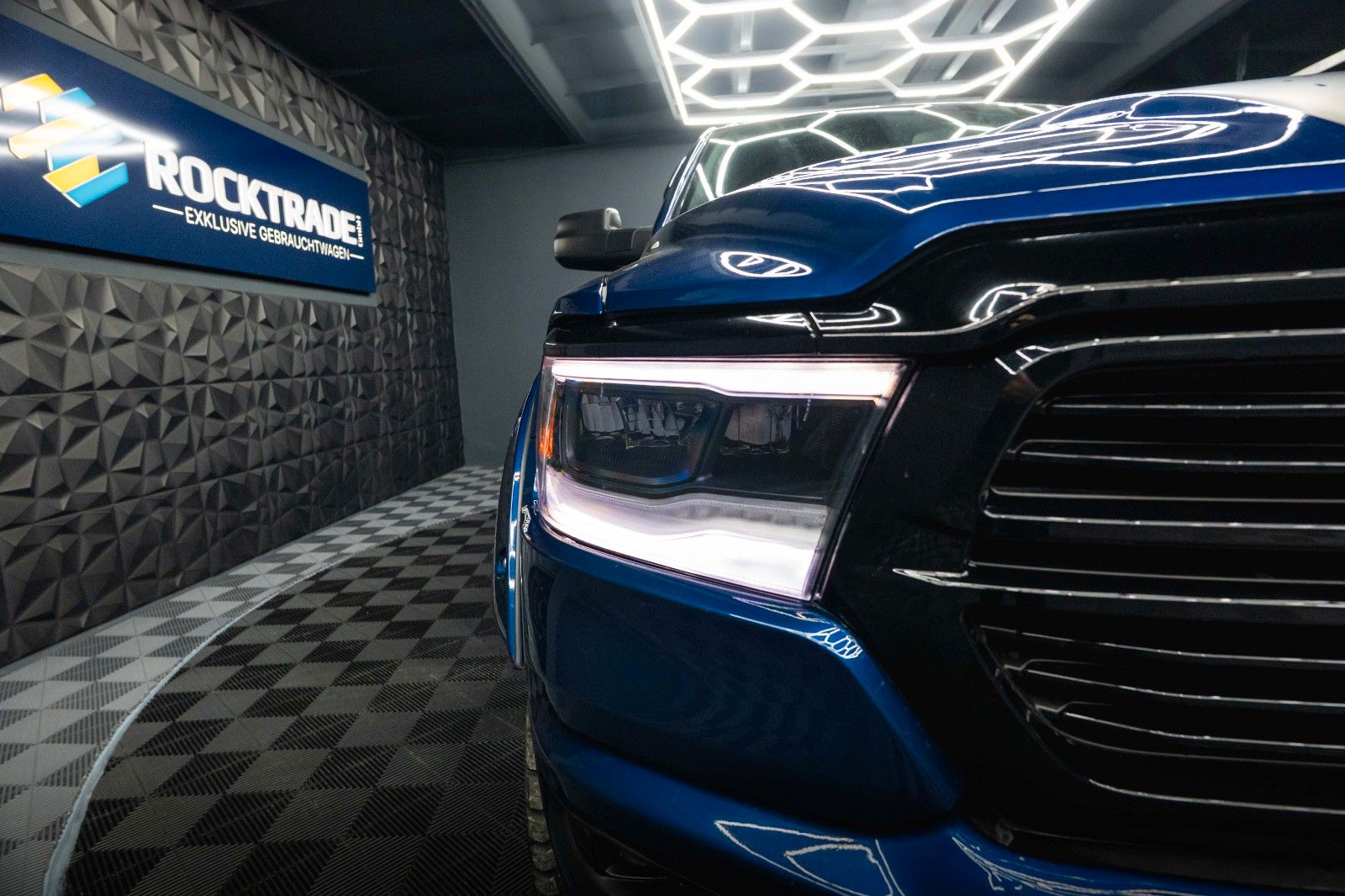 Fahrzeugabbildung Dodge RAM 5.7 V8 HEMI 4x4 OFFROAD NightEdition LONGBED