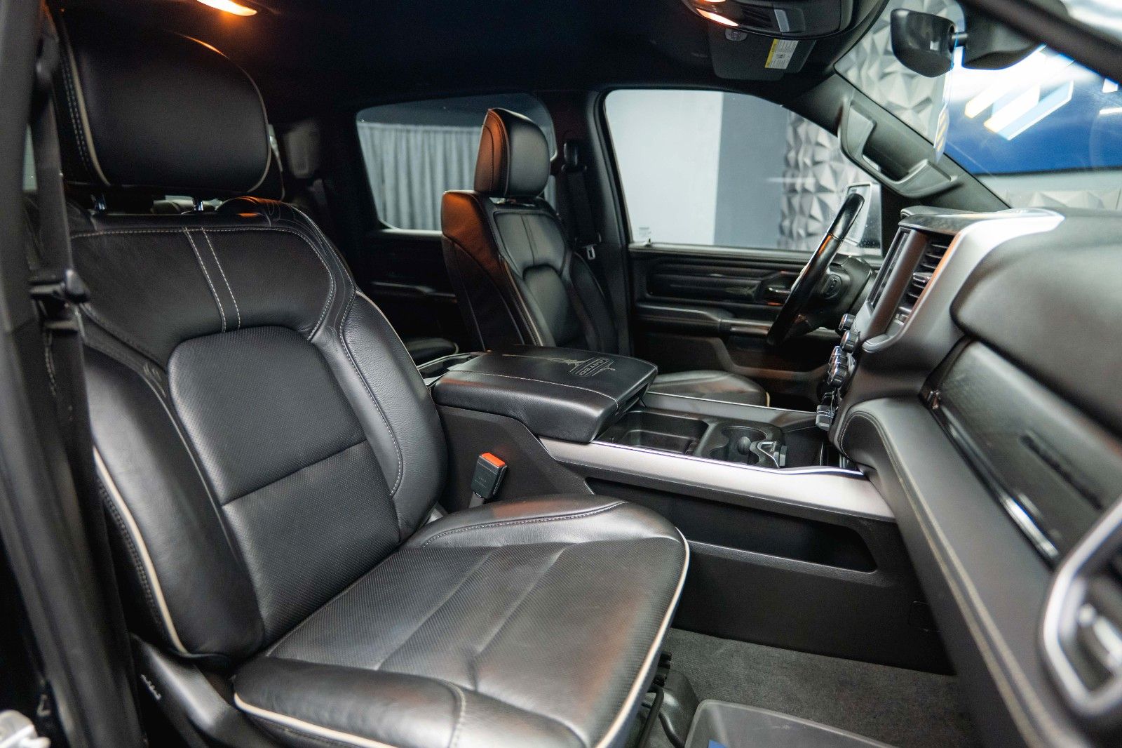 Fahrzeugabbildung Dodge RAM 5.7 V8 HEMI 4x4 BLACK EDITION Longbed 19%