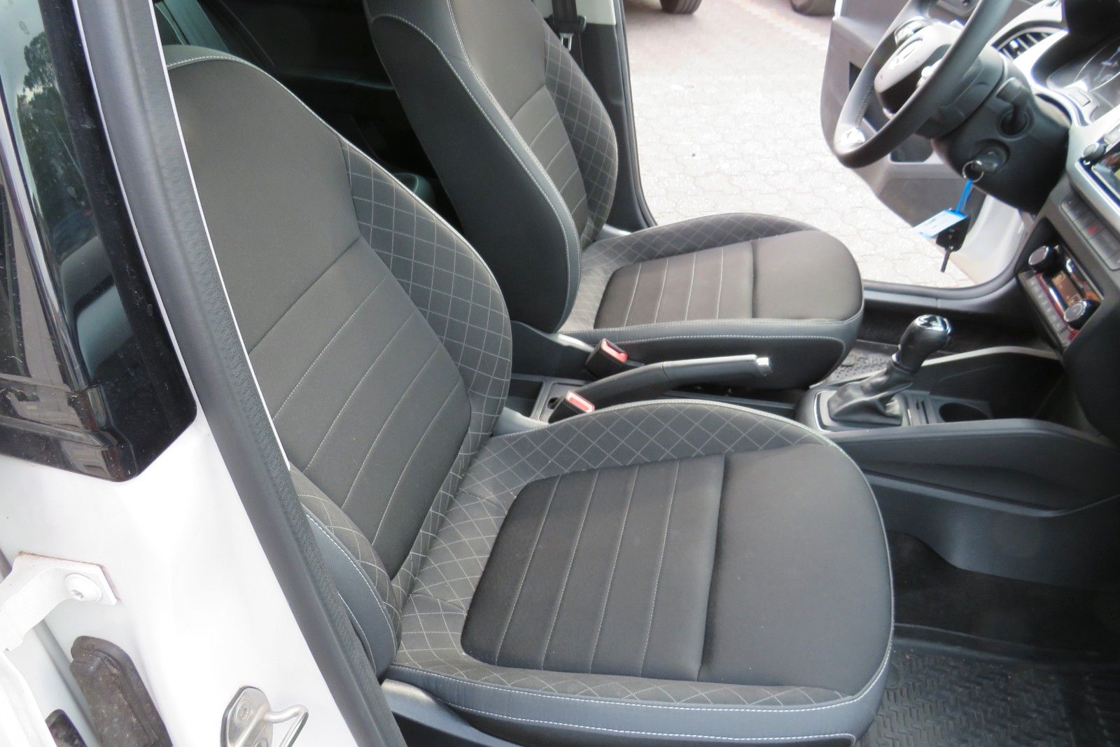 Fahrzeugabbildung SKODA Fabia Ambition DSG PDC NAVI SITZH APP 8-FACH 1.H