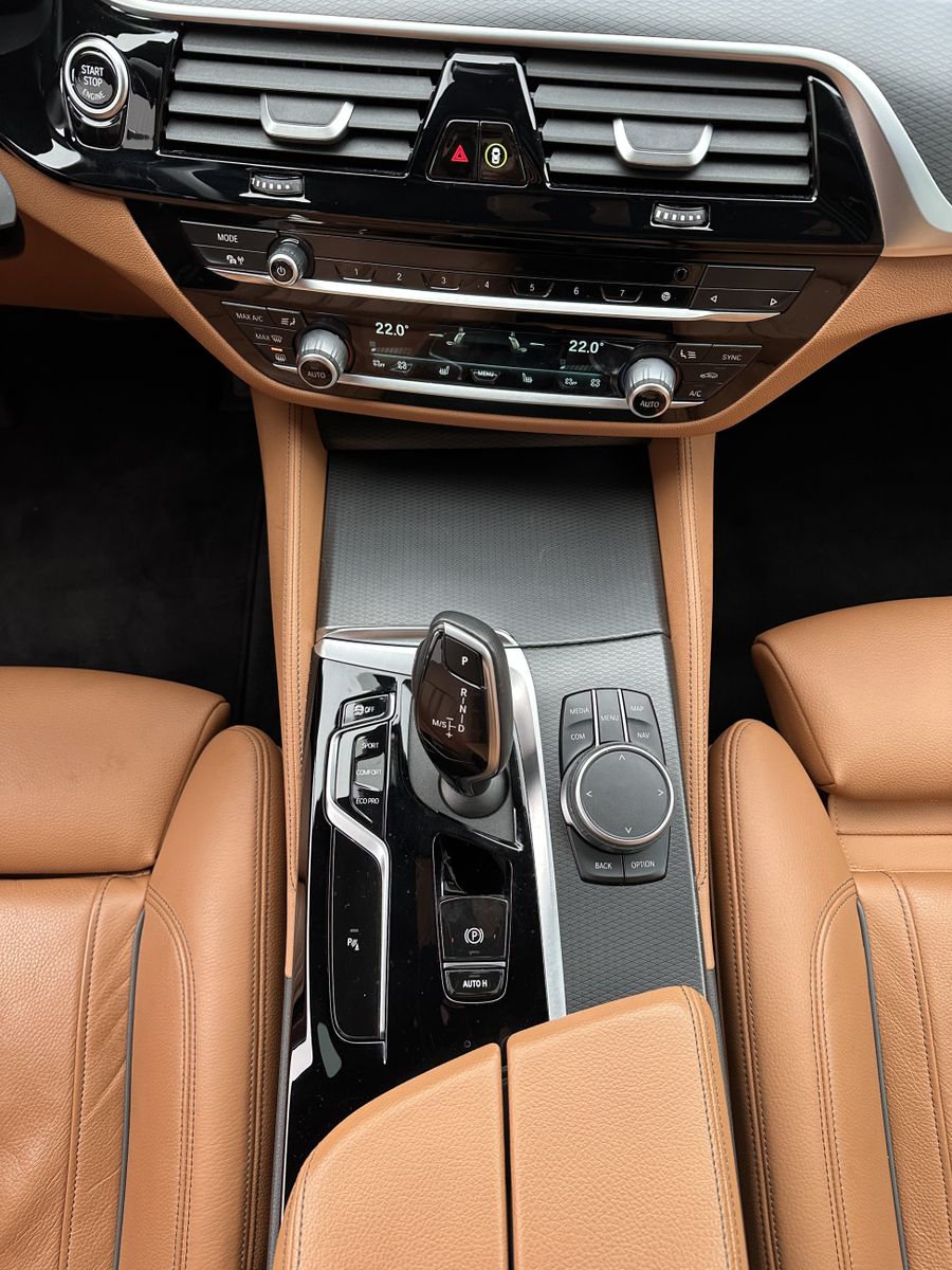 Fahrzeugabbildung BMW 520d Touring M-Sport NAV+LED+PANO+ACC+HEAD-UP+PA