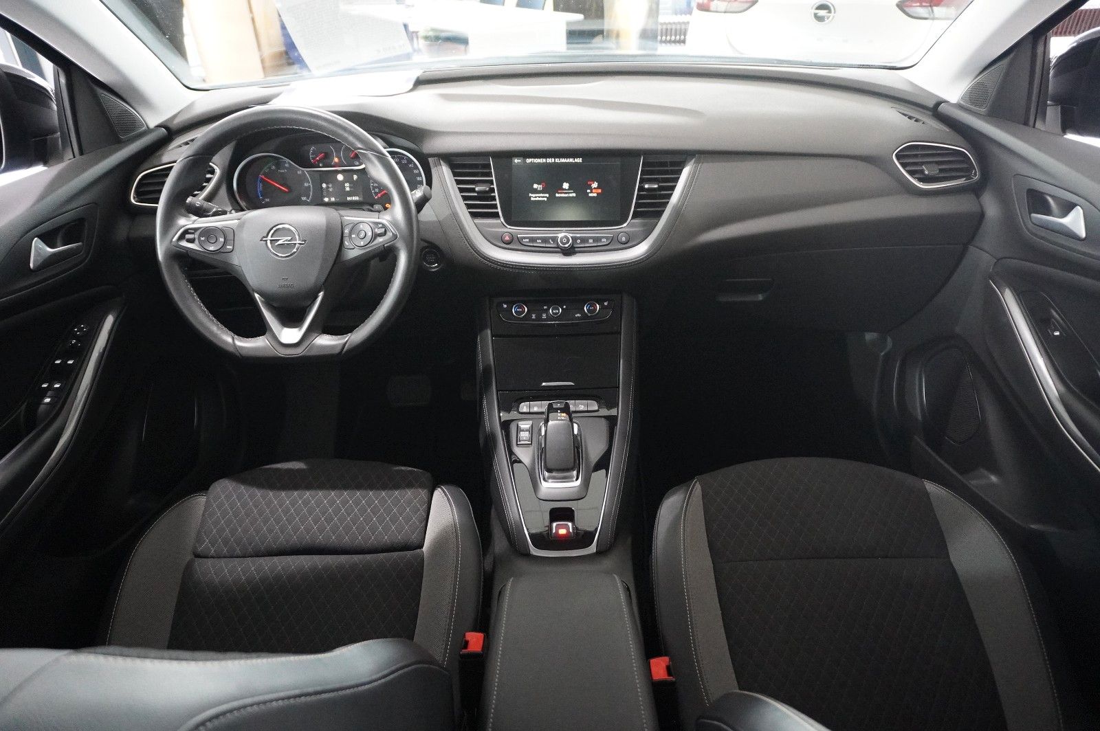 Fahrzeugabbildung Opel Grandland (X) 1.6T HYBRID NAVI/KAMERA/SH/SPORT
