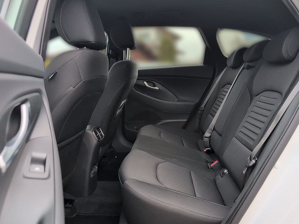 Fahrzeugabbildung Hyundai i30 KOMBI 1.0T AT ADVANTAGE QI+NAVI+2xSHZ+KAMERA