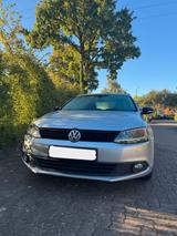 Volkswagen /TÜV  NEU/ VW Jetta VI Match EDI 1.4 TSI(122 PS) - silberne Volkswagen Jetta