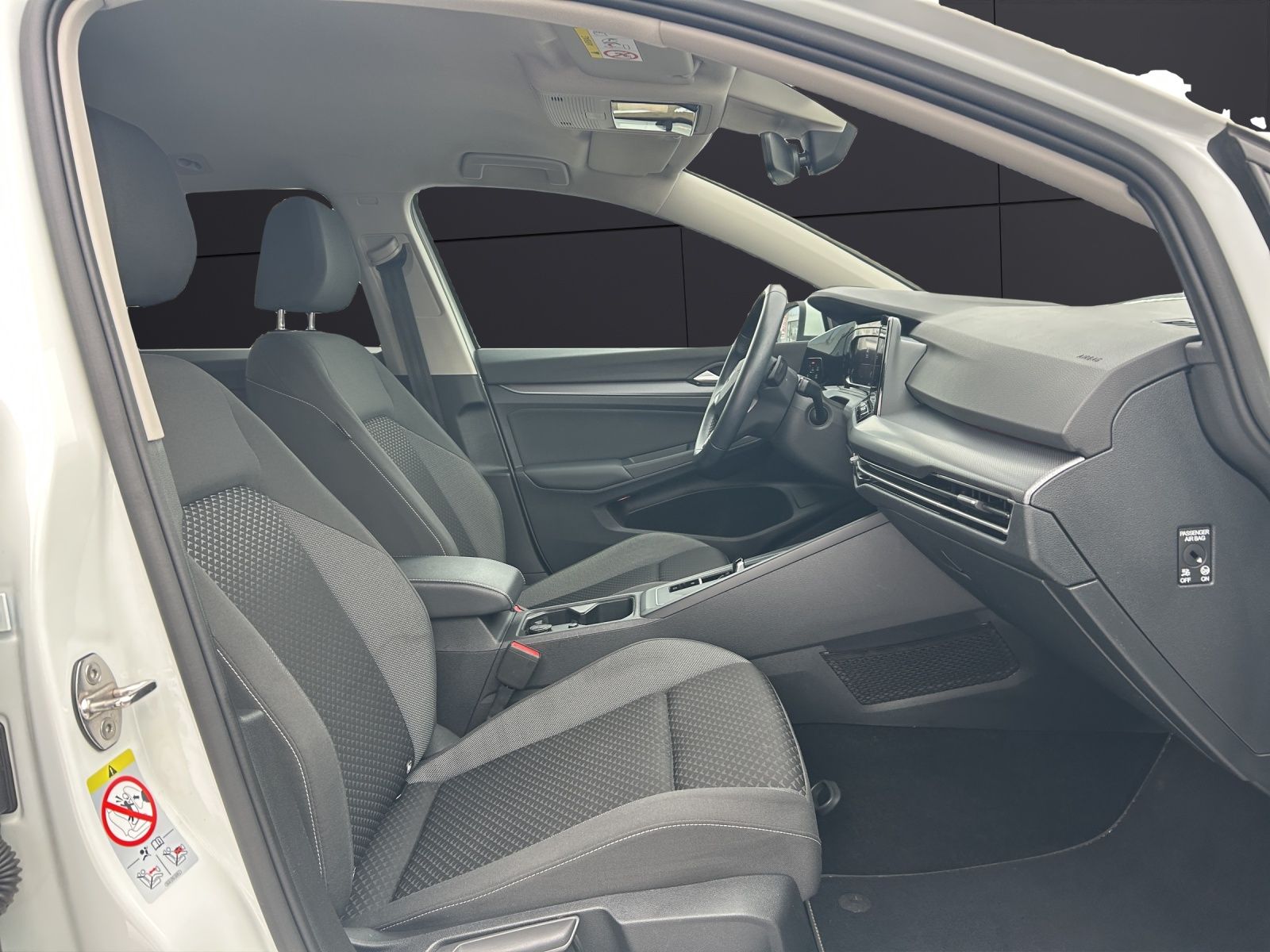 Fahrzeugabbildung Volkswagen Golf VIII Variant Active TDI DSG LED ACC SH Rear