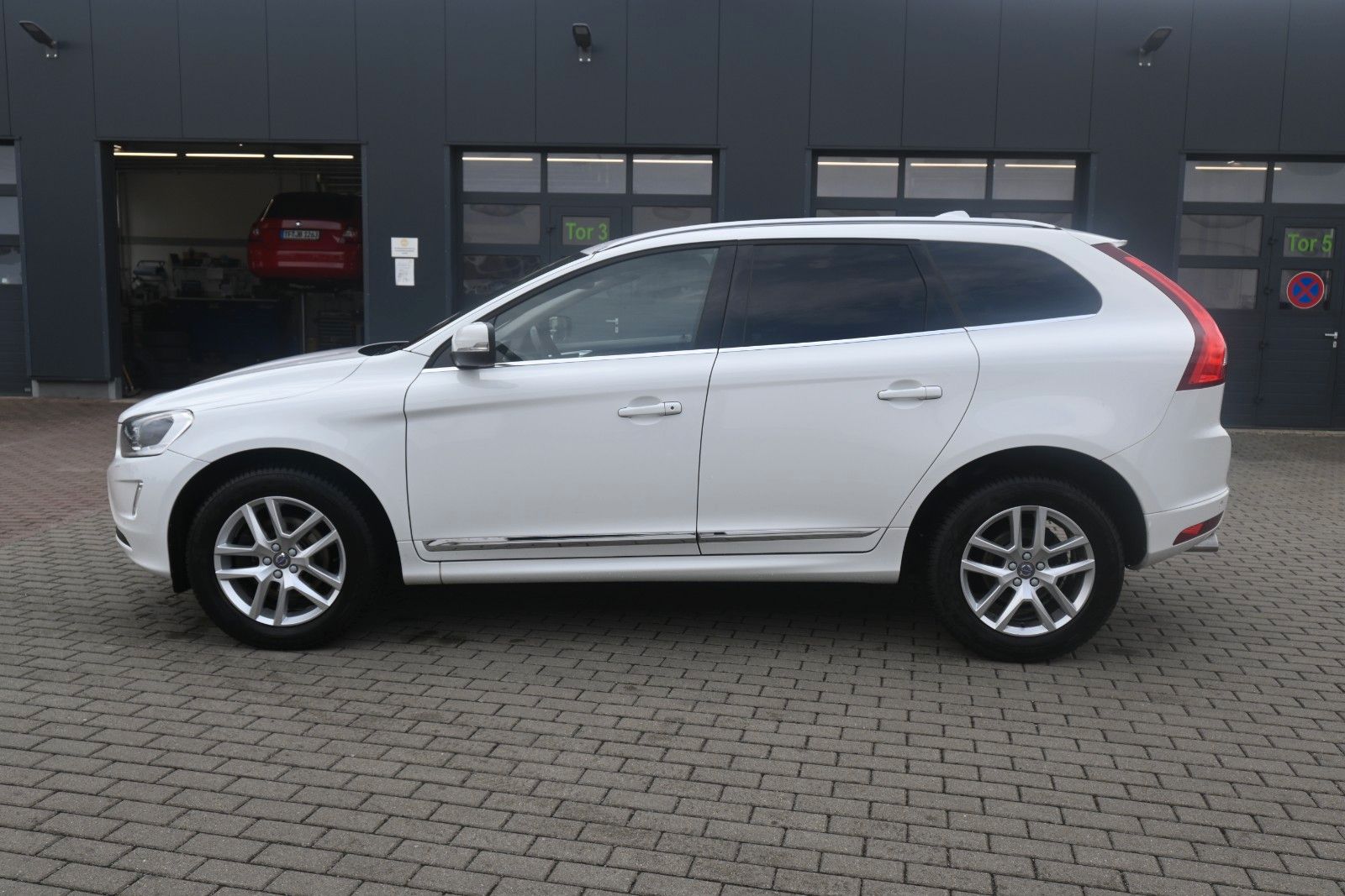 Fahrzeugabbildung Volvo XC60 D3 Autom. FWD Summum*Bi-Xenon*RFK*BLIS