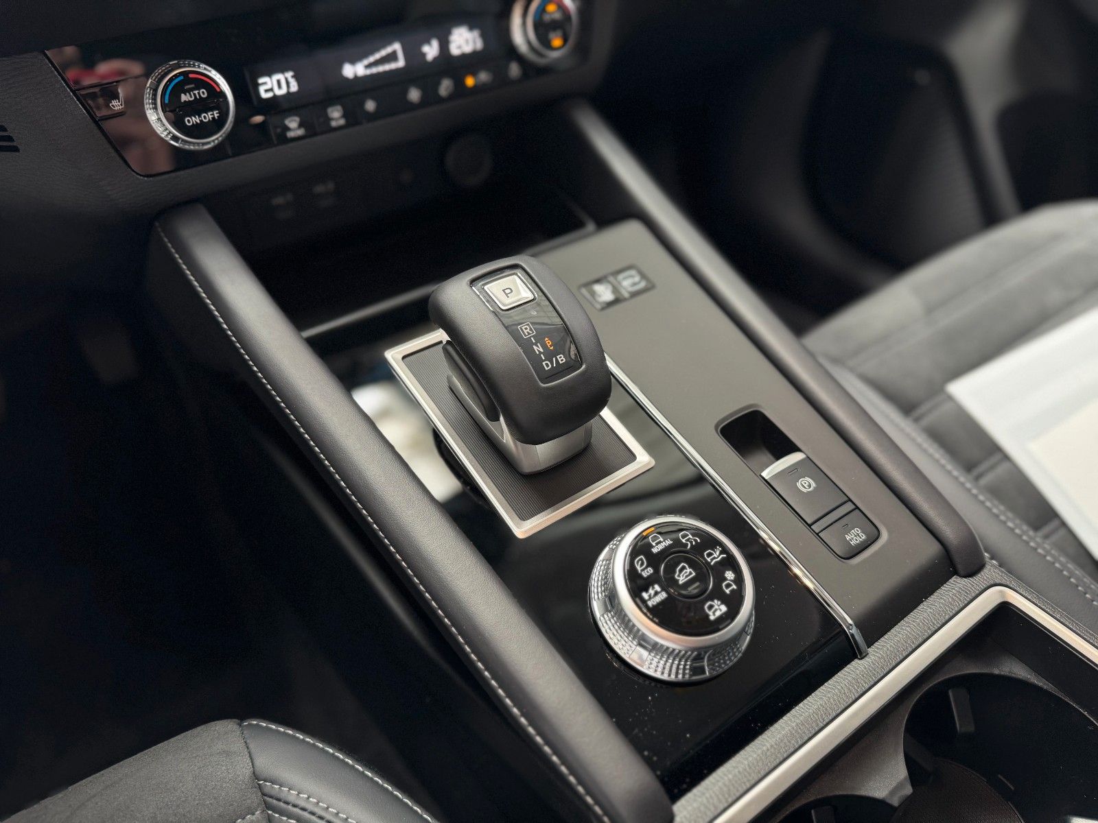 Fahrzeugabbildung Mitsubishi Plug-in Hybrid Outlander Intro Edition
