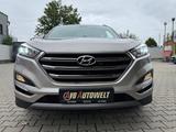 Hyundai TUCSON 2.0 CRDi 100kW Style 4WD AHK 2200kg Navi - : Gold, Geländewagen
