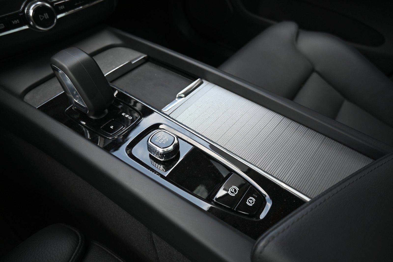 Fahrzeugabbildung Volvo XC60 B4 D Plus Dark*FSHZG*PANO*360°*ACC