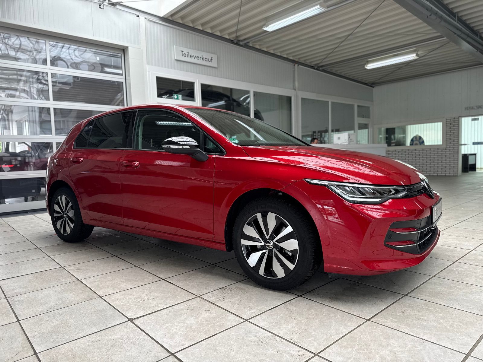 Fahrzeugabbildung Volkswagen Golf VIII Lim. 1.5 TSI +LED+SHZ+NAVI+CARPLAY+GJR