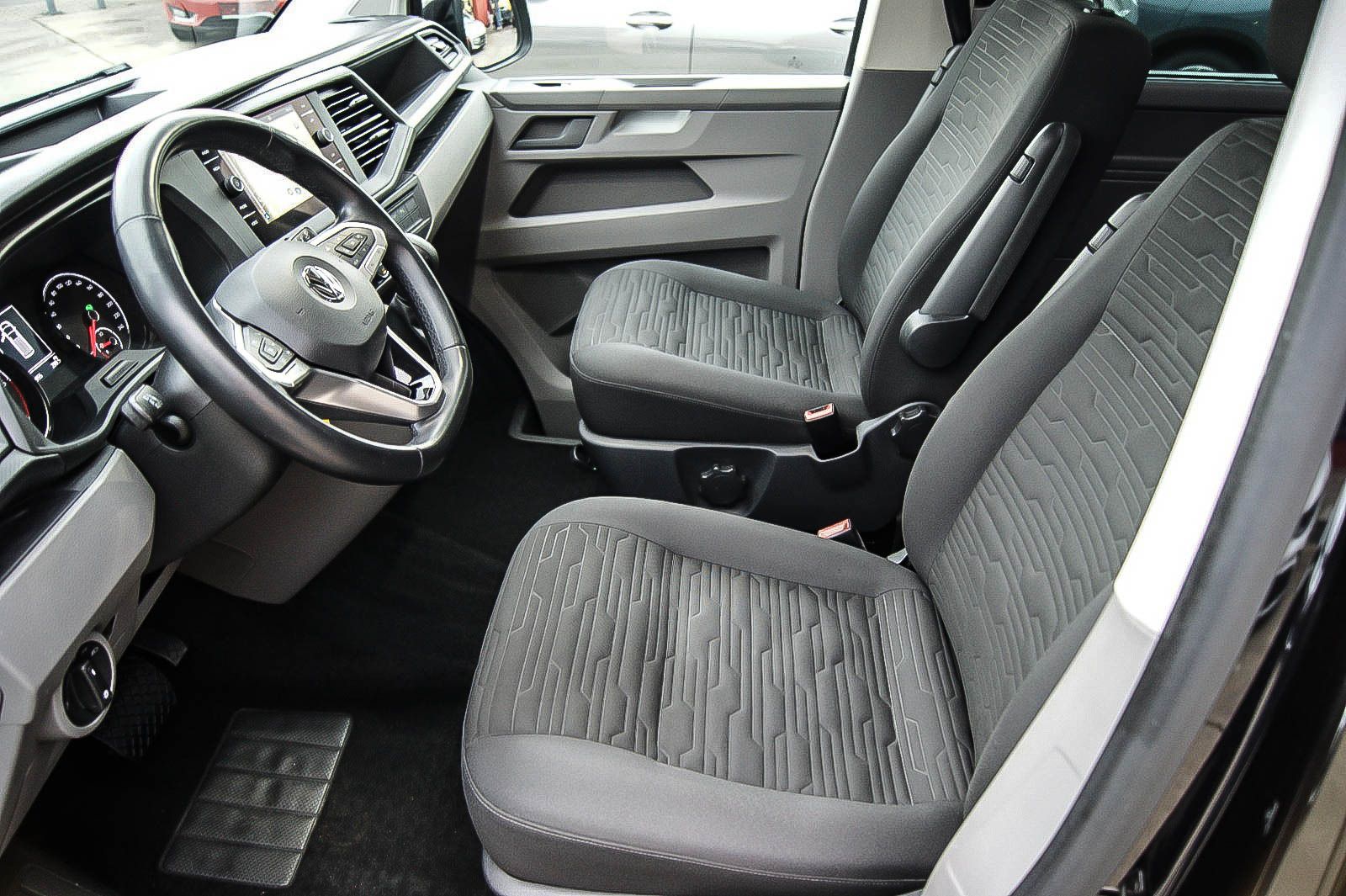 Fahrzeugabbildung Volkswagen T6.1 Caravelle lang 20TDI DSG 8-Sitze NAVI SIHZG