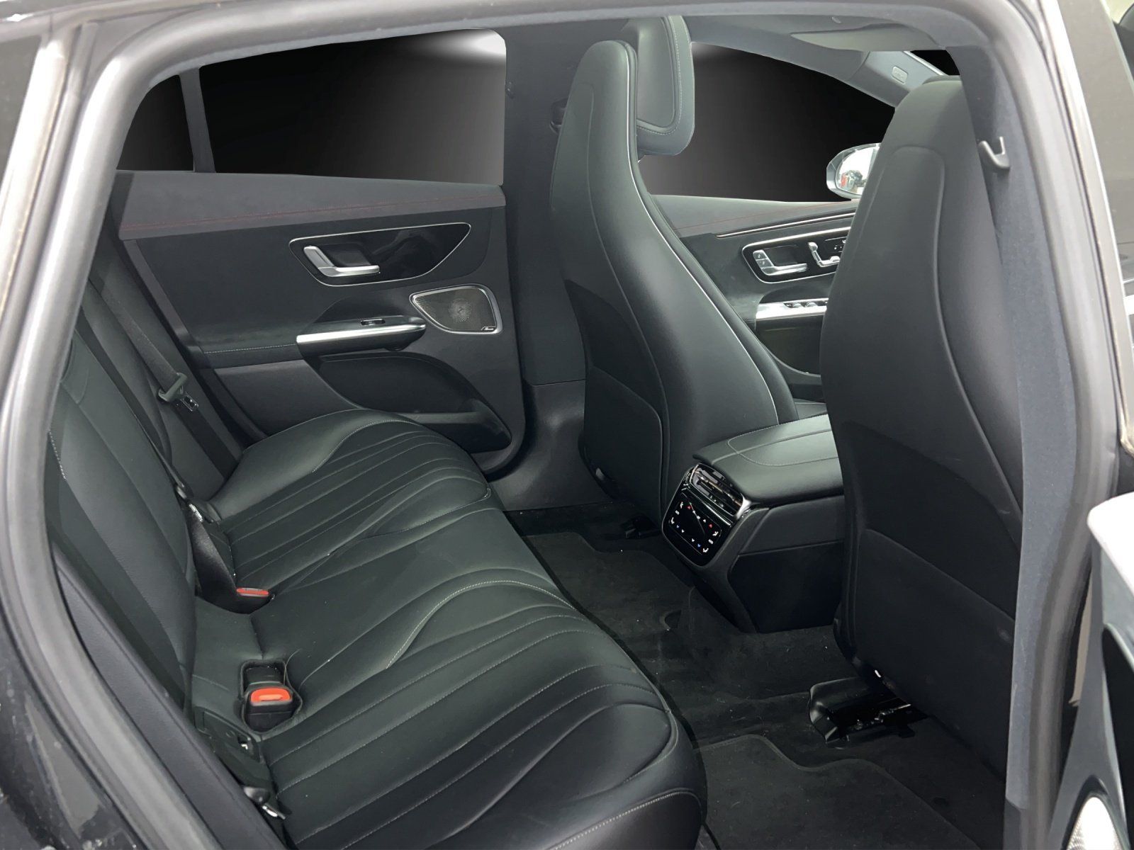 Fahrzeugabbildung Mercedes-Benz EQE350 4M AMG Premium+ AIRMATIC RemotePark Night