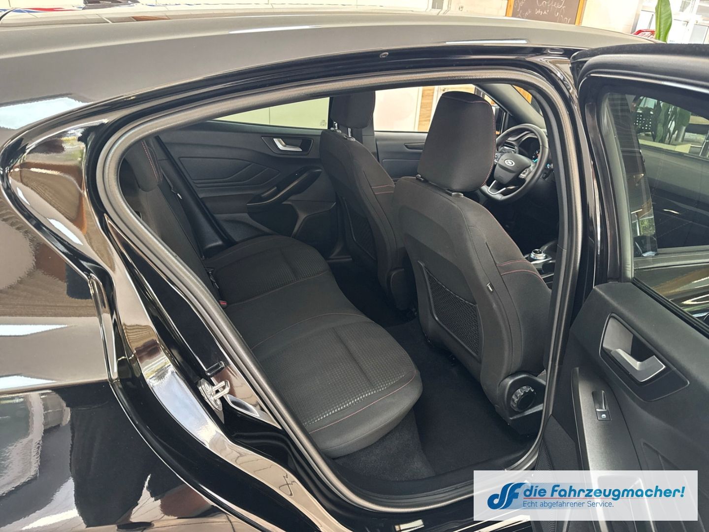 Fahrzeugabbildung Ford Focus ST-Line Navi LED ACC Apple CarPlay Android